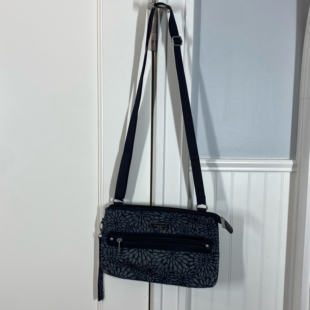 Baggallini Plaza Mini Gray Floral‎ Crossbody Wristlet Wallet Bag travel cruise
